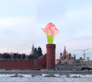 Кремлевские башни украсили виртуальными цветами. Фото: скриншот видео YouTube, Вам, любимые!